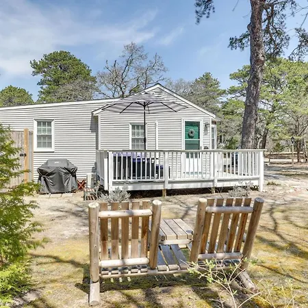 2 Mi To Coastline Quaint Wellfleet Cottage!
